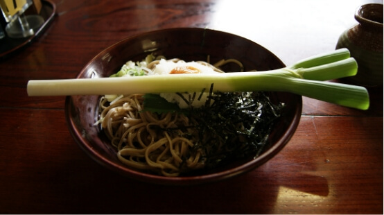 ねぎをお箸にしてお蕎麦を食べる！？